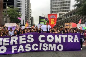 #EleNão volta a levar mulheres às ruas de São Paulo
