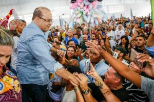 No DF, Ibaneis mostra a força dos milionários nos palanques