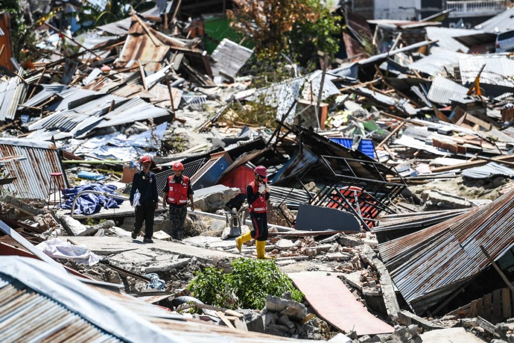 Equipes seguem as buscas após tsunami com mais de mil mortos na Indonésia