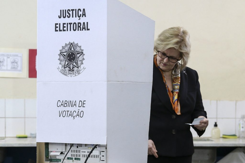A Rosa Weber, juristas pedem providências contra campanha de Bolsonaro