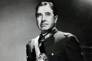 Espanha retira condecoração militar dada a Pinochet em 1975