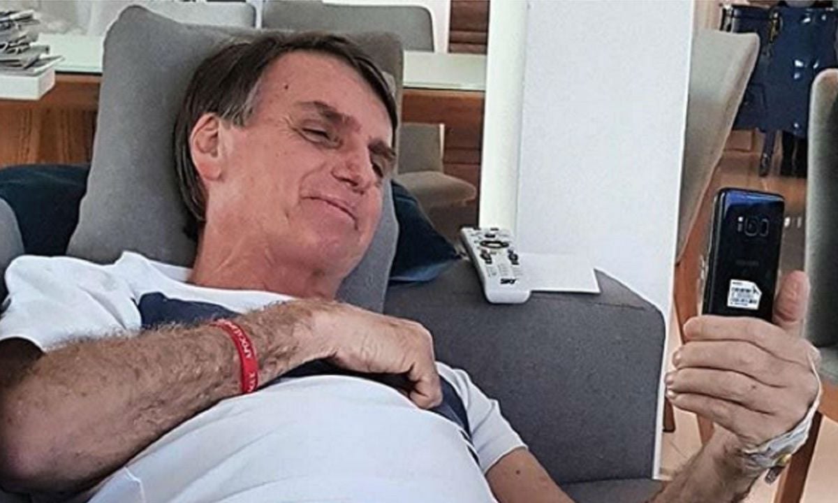 Comportamento de Bolsonaro na internet ajuda fábrica de fake news