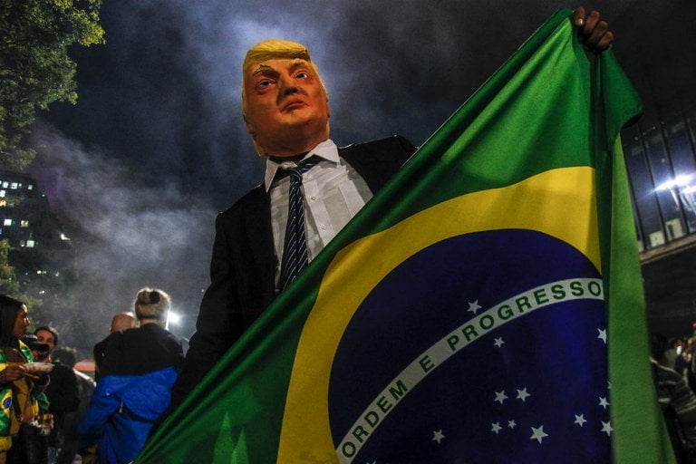 Apoiador de Bolsonaro veste-se de Trump para comemorar vitória 