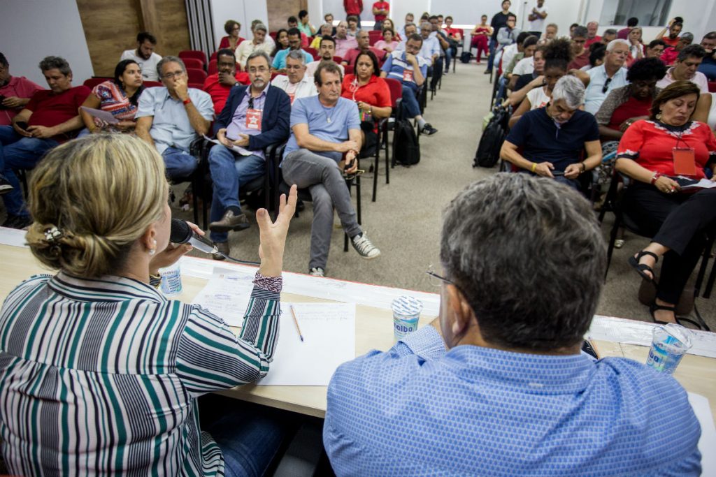 Após derrota nas eleições, PT se reúne para debater futuro da sigla