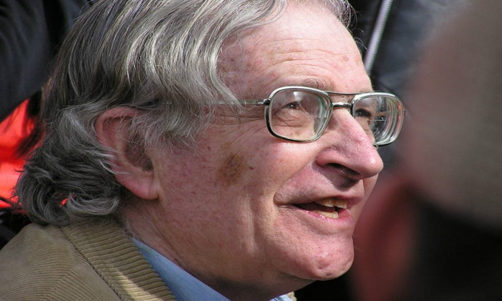 Chomsky completa 90 anos mais atual do que nunca