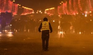 Paris mergulhada em raiva popular e gás lacrimogêneo
