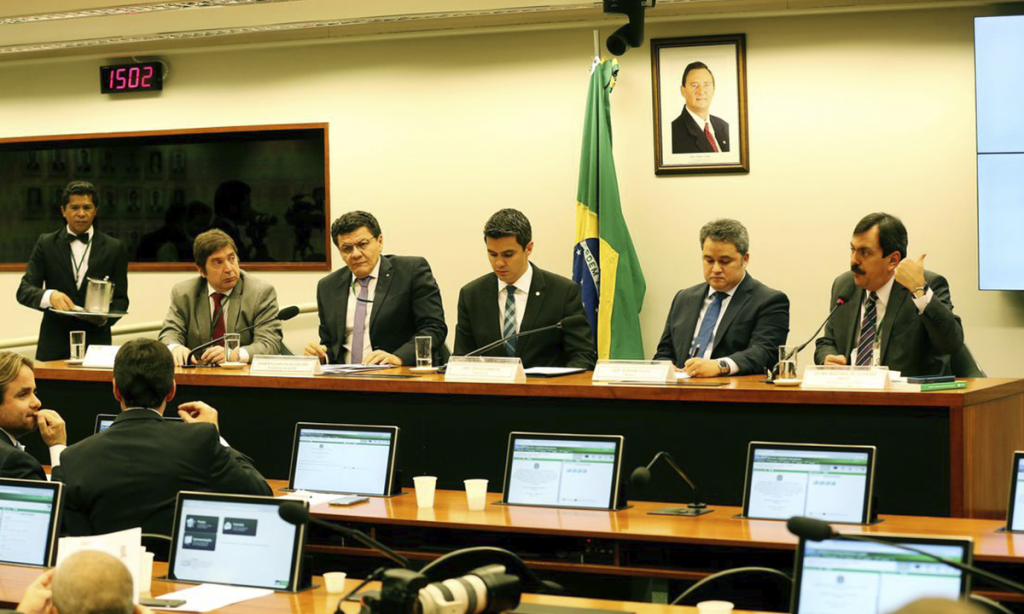 Restrição de foro privilegiado avança na Câmara