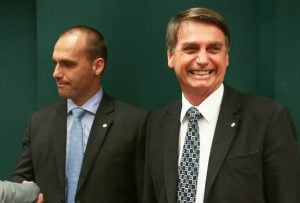 Pena de morte gera divergência pública no clã Bolsonaro