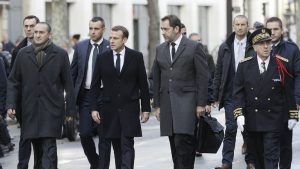 Deputados do partido de Macron são ameaçados de morte por apoio a passaporte vacinal