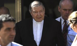 O papa afasta dois cardeais envolvidos em casos de pedofilia