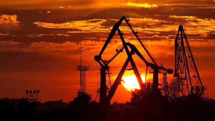 Opep e aliados decidem cortar produção e petróleo sobe