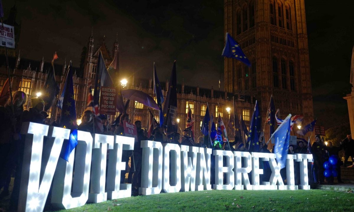Manifestantes protestam em frente ao Parlamento britânico contra o Brexit (Foto: Tolga Akmen/AFP) 