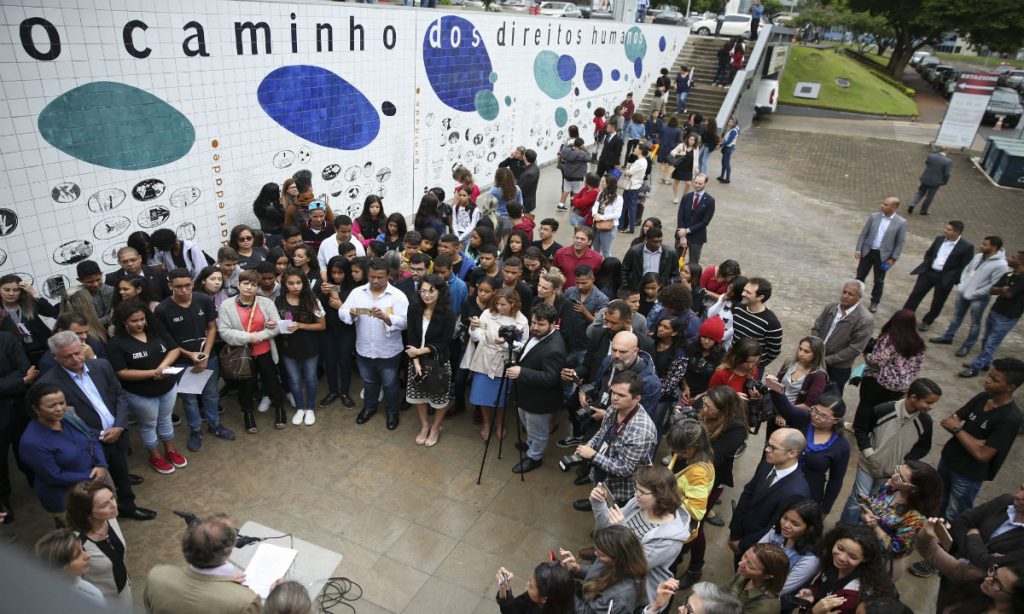 A democracia e os direitos fundamentais sob risco