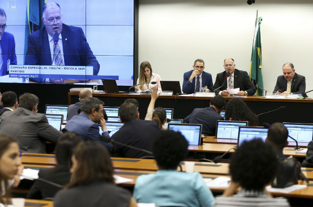 Ameaça à liberdade de ensino paira sobre nós