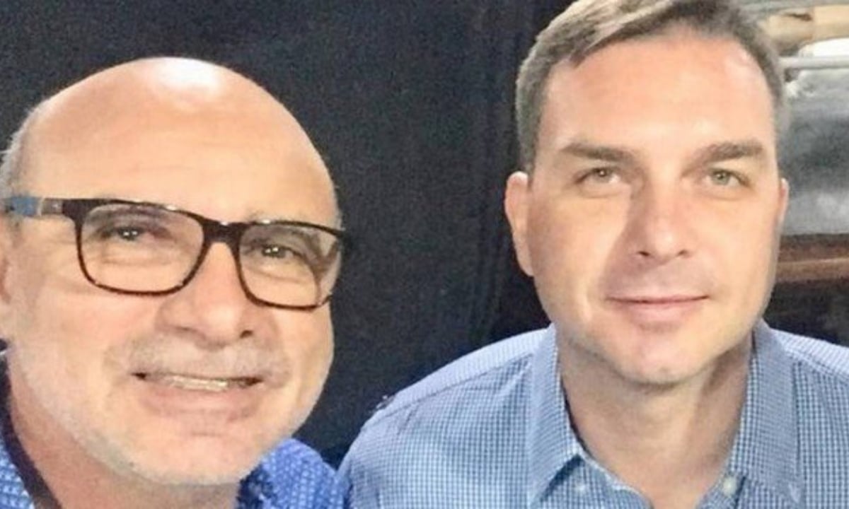 Queiroz enviou áudios pedindo dinheiro a ex-sócio de Flávio Bolsonaro: ‘Sou leprosaço’