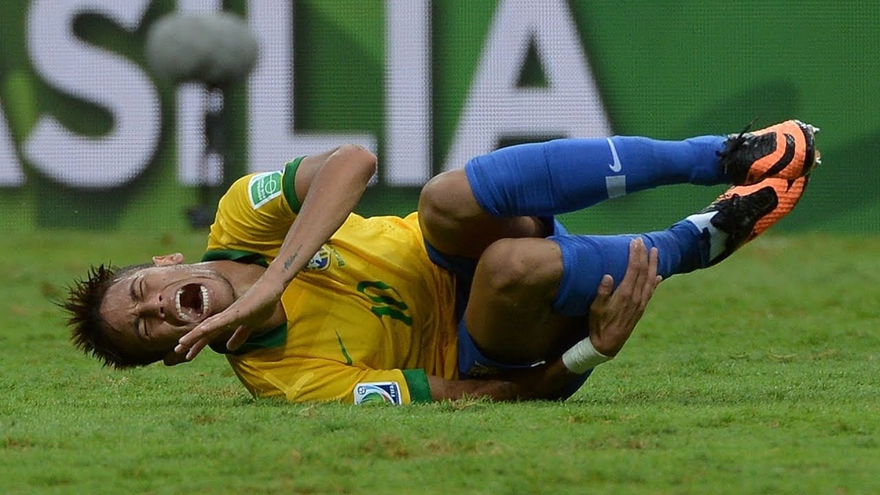 Neymar rolando no gramado é uma das principais imagens do esporte brasileiro em 2018 <i></noscript><img class=
