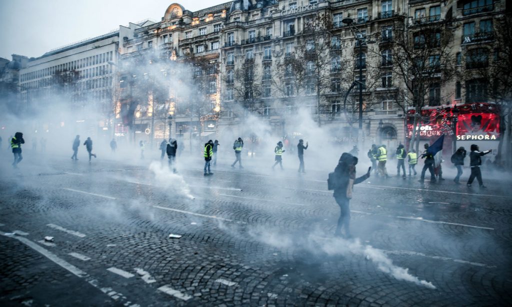 “Coletes amarelos” voltam a protestar na França