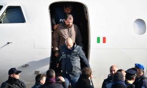 Cesare Battisti é extraditado da Bolívia para a Itália