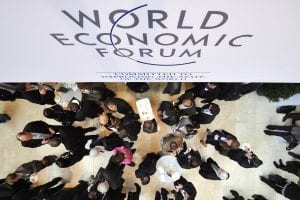 Fórum Econômico Mundial de Davos suspende relações com Rússia