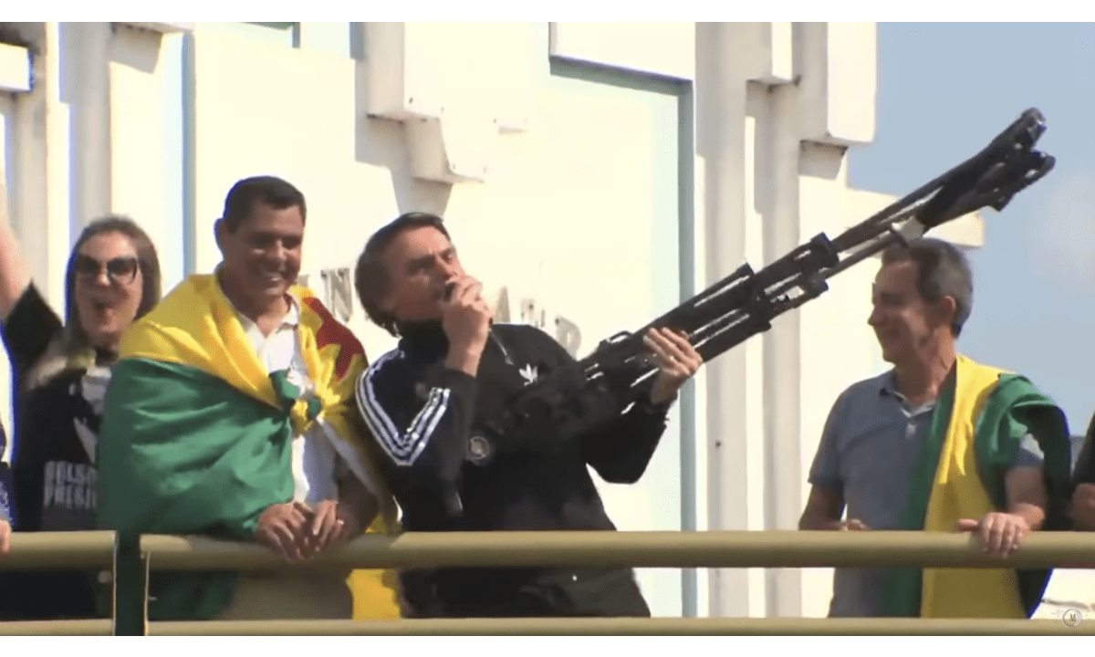 Para 42% dos brasileiros, discursos de Bolsonaro estimulam a violência, diz PoderData