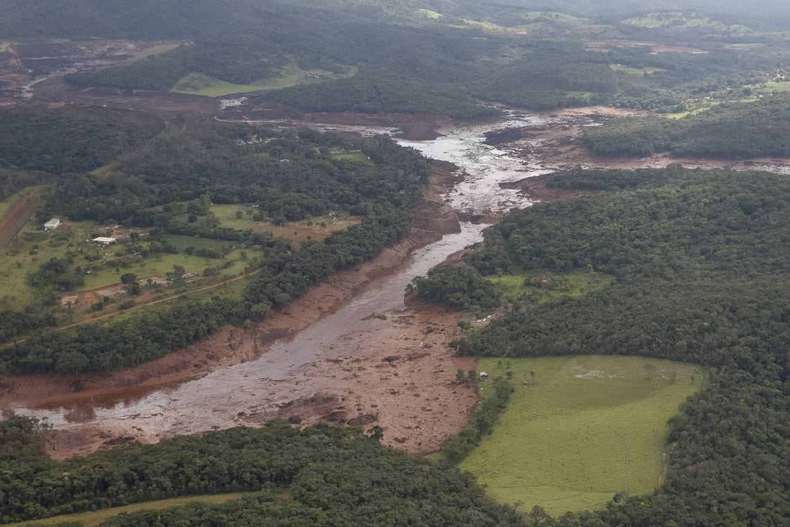 Bombeiros contam 40 mortos em Brumadinho. Buscas recomeçam no domingo