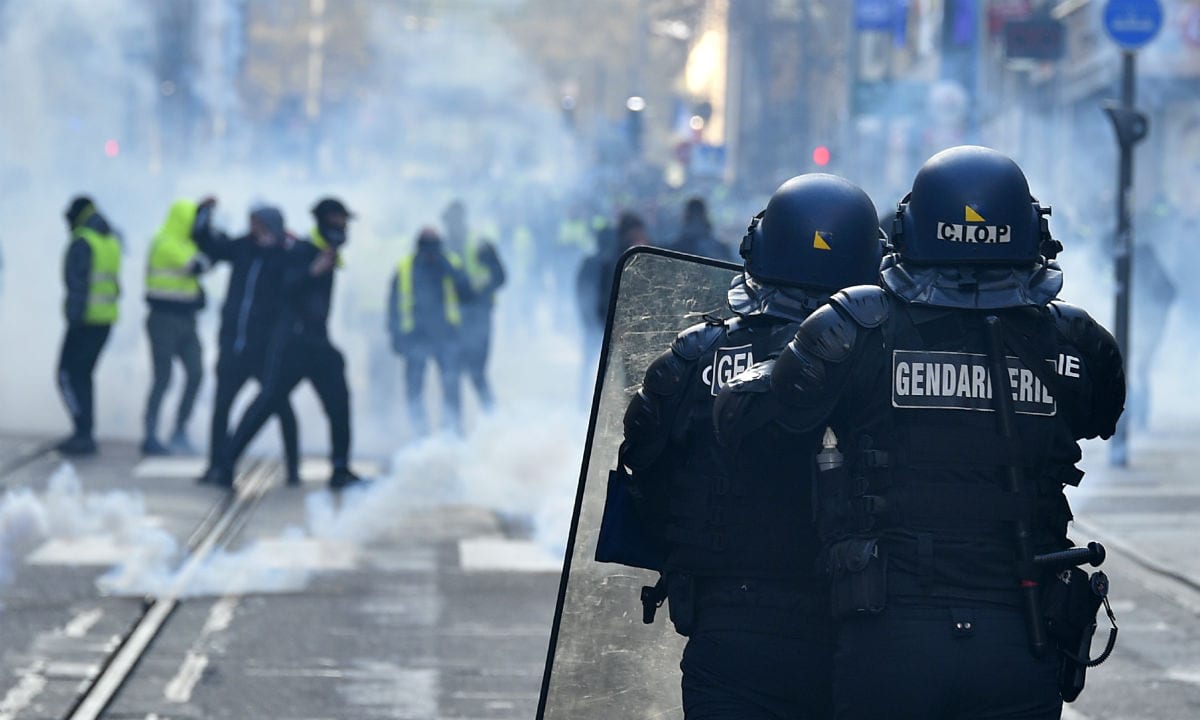 Manifestantes entraram em confronto com a polícia em Nancy, no nordeste da França (Foto: JEAN-CHRISTOPHE VERHAEGEN/AFP) 