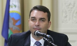 Eleição de Witzel no Rio uniu Flávio Bolsonaro e milícia denunciada