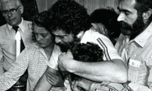 Preso no DOPS, Lula foi liberado para ir ao enterro da mãe nos anos 80