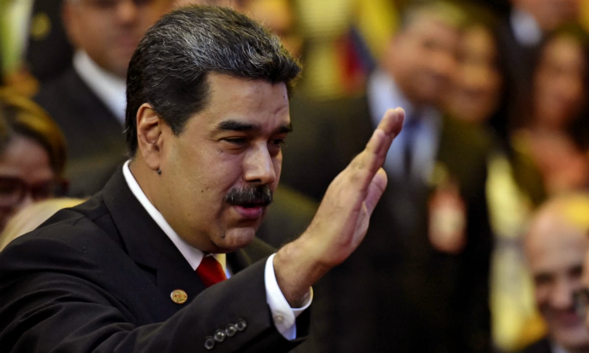 Maduro respira no cargo e reabre fronteira da Venezuela com o Brasil