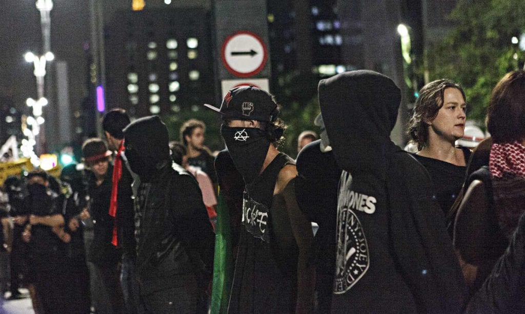 Doria regulamenta lei que proíbe máscaras em protestos em São Paulo