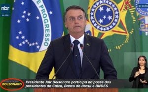 Após slogan em TV estatal, Bolsonaro pede respeito à Constituição