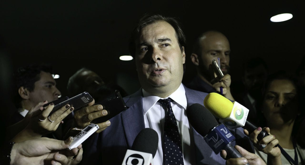 Rachada, a esquerda vive na Câmara o dilema entre resistir e se entregar