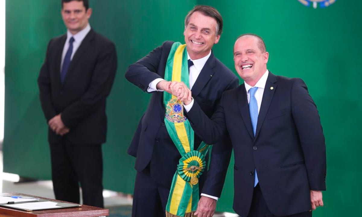 Bolsonaro empossa o ministro da Casa Civil, Onyx Lorenzoni, durante cerimônia de nomeação dos ministros (Foto: Valter Campanato/Agência Brasil) 