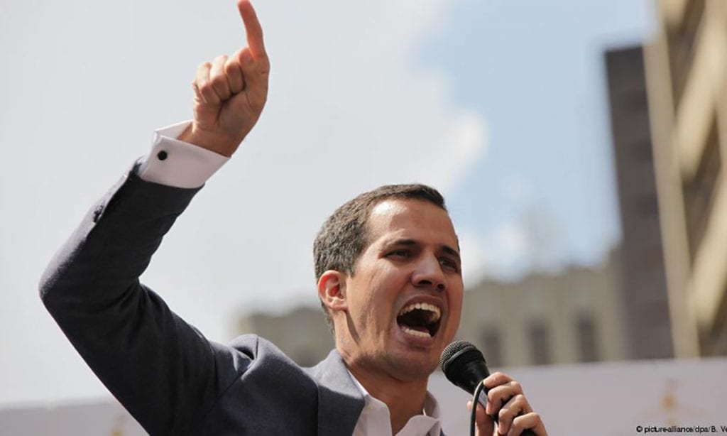 Chefe do Legislativo da Venezuela pede apoio para assumir presidência