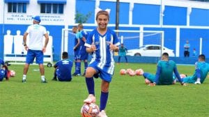 A menina que peitou o mundo para jogar futebol
