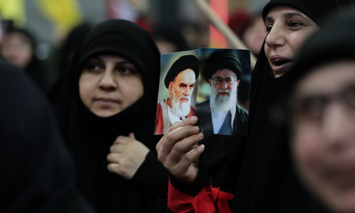 Khomeini e Khamenei ainda são saudados (Foto: AFP) 