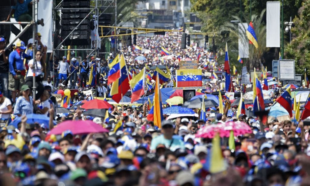 Na Venezuela, multidões vão às ruas contra e a favor de Maduro