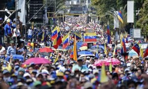 Na Venezuela, multidões vão às ruas contra e a favor de Maduro