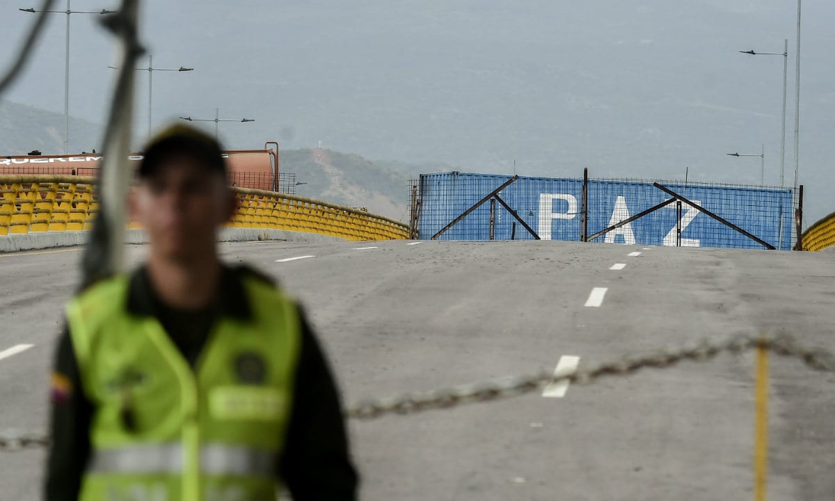 Bloqueio na fronteira da Venezuela com a Colômbia (Foto: Luis Robayo/AFP) 