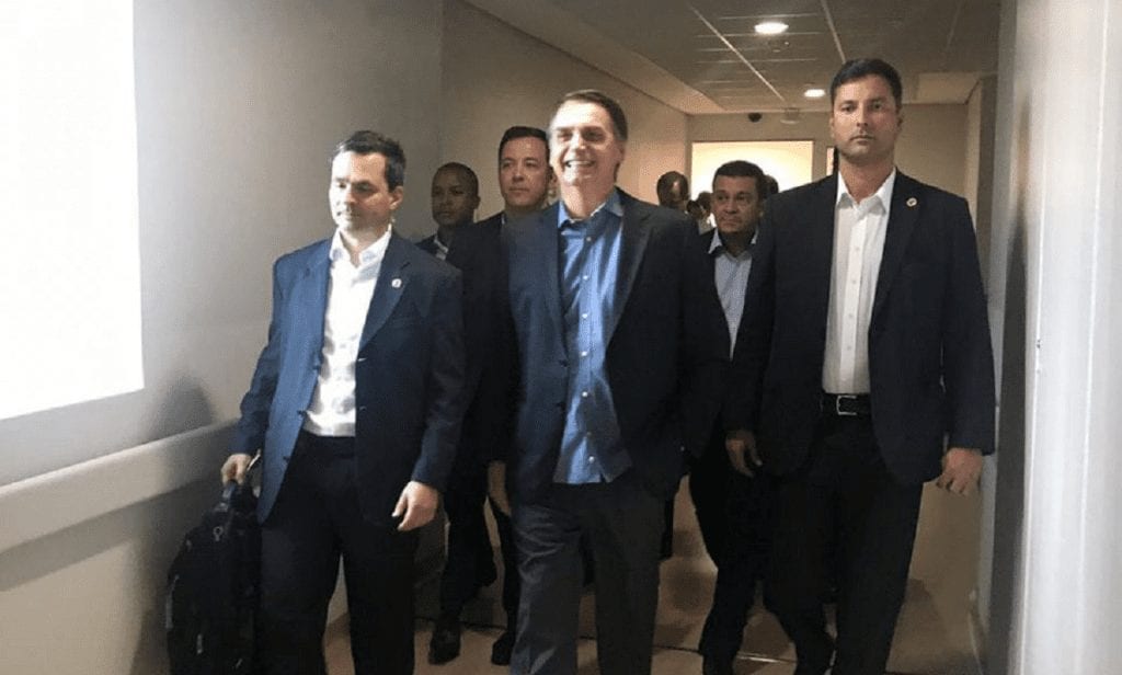 Bolsonaro recebe alta após 17 dias e terá muito a resolver em Brasília