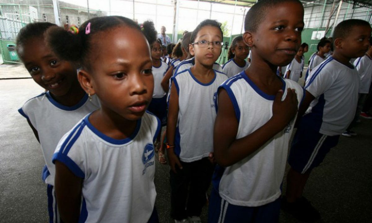 Em seu terceiro recuo, MEC desiste de pedir vídeos do Hino às escolas