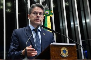 Senador vai à PGR contra ministro do TCU por condução do caso Master