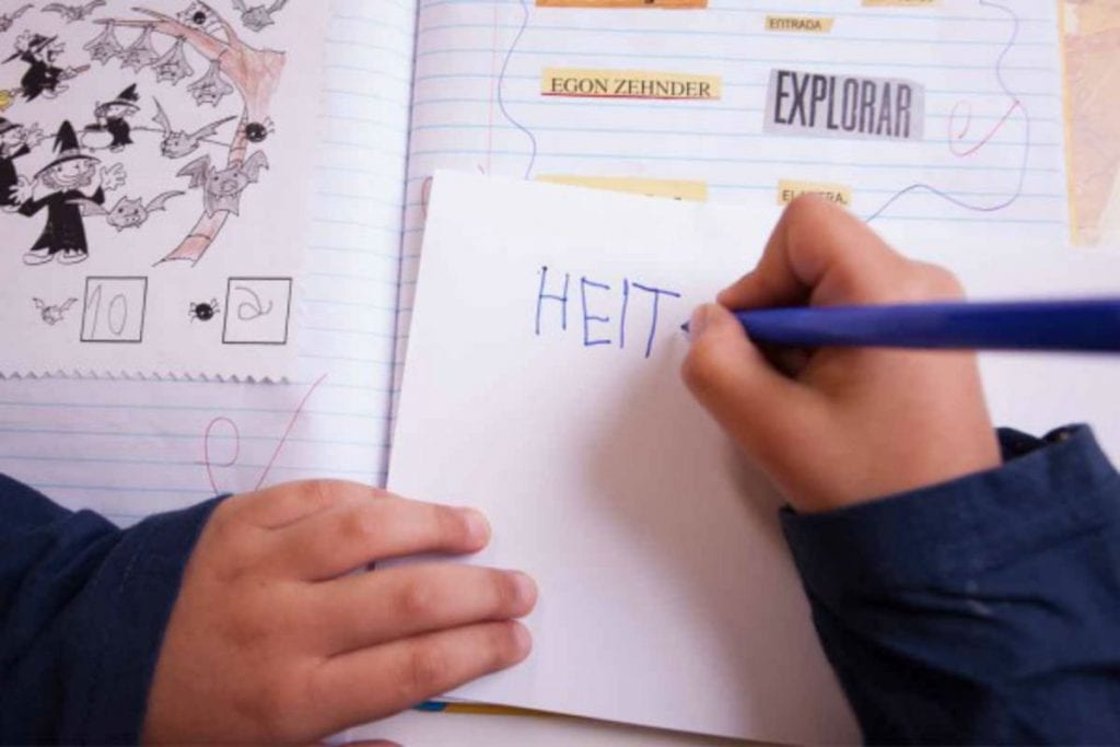 Organizações reagem ao método fônico e pedem diálogo para MEC na alfabetização