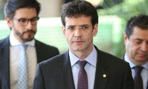 Demitido ou só afastado? O estranho caso do ministro do Turismo