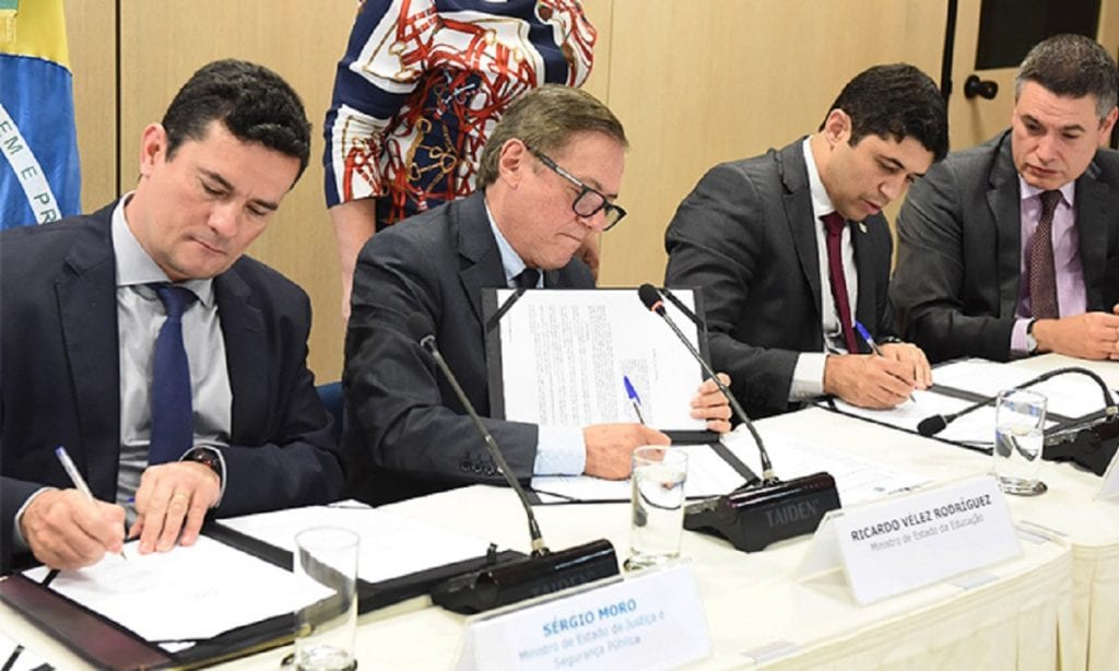 Moro se une a Vélez em ‘Lava Jato da Educação’ (e Bolsonaro comemora)