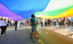 Brunei quer punir sexo gay e adultério com morte por apedrejamento
