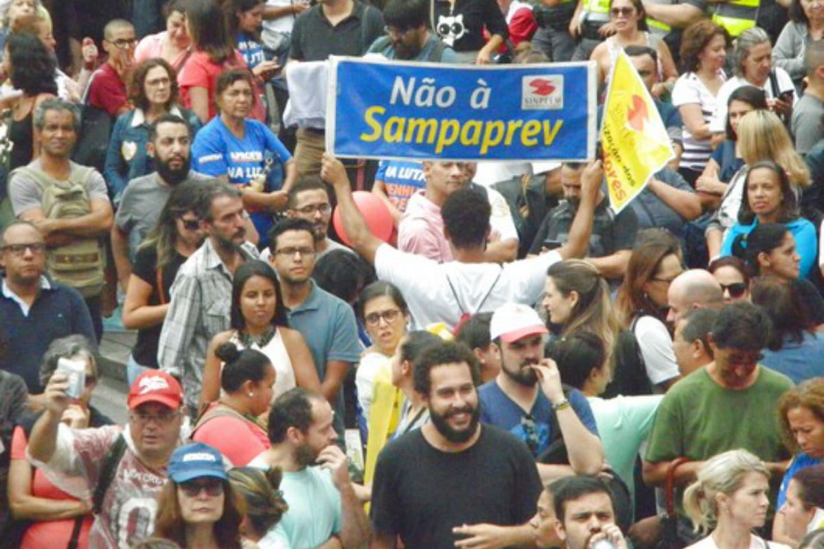 Servidores municipais de SP decidem manter a greve