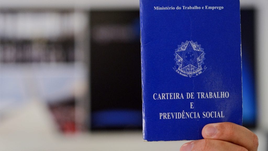 Desemprego cai para 7,7% no trimestre e número de ocupados atinge recorde em setembro