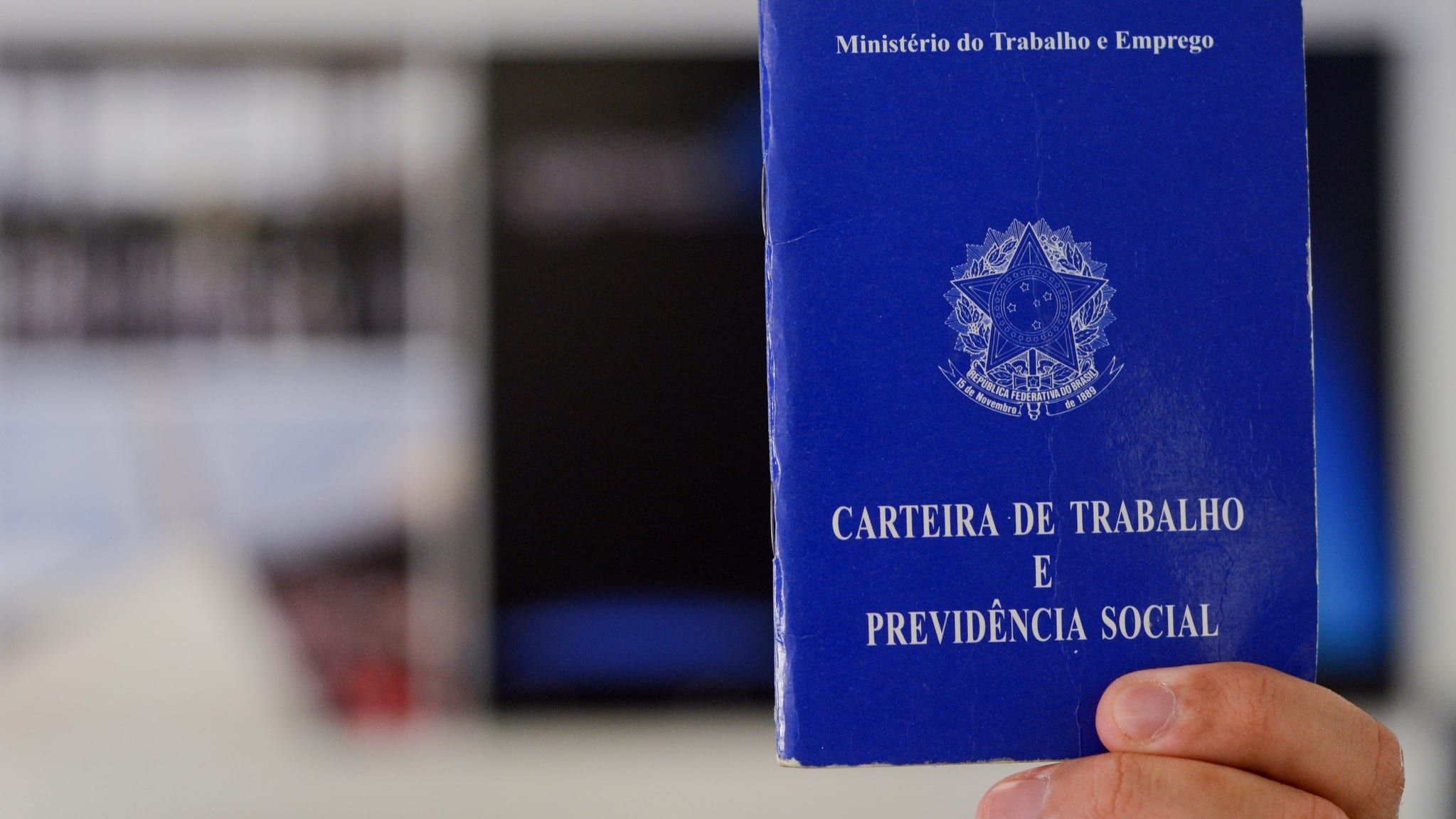 Desemprego cai para 7,7% no trimestre e número de ocupados atinge recorde em setembro