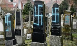 Túmulos em cemitério judeu na França são pichados com suástica